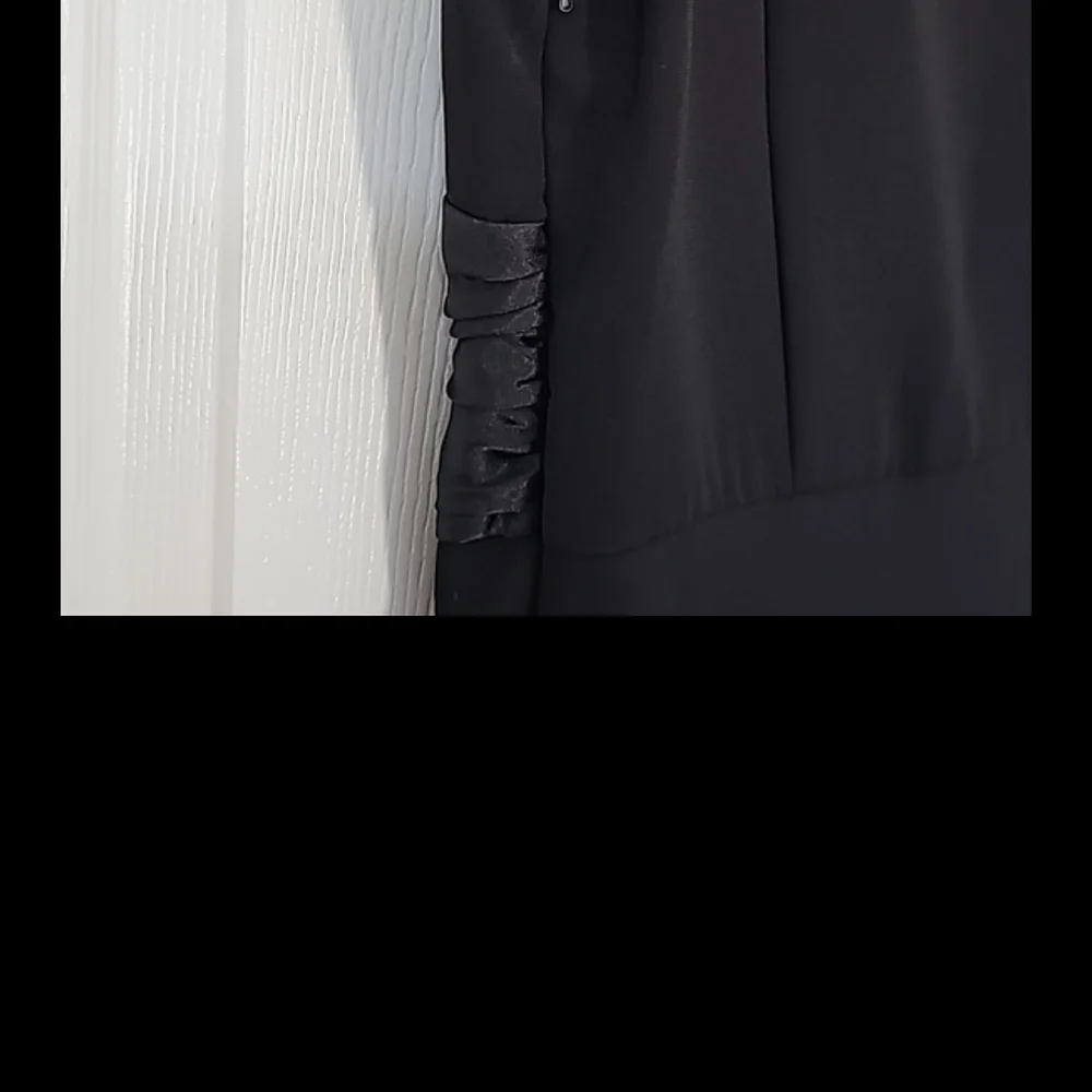 Elegant Black Dress with Ruched Detail - Picture 5 of 7